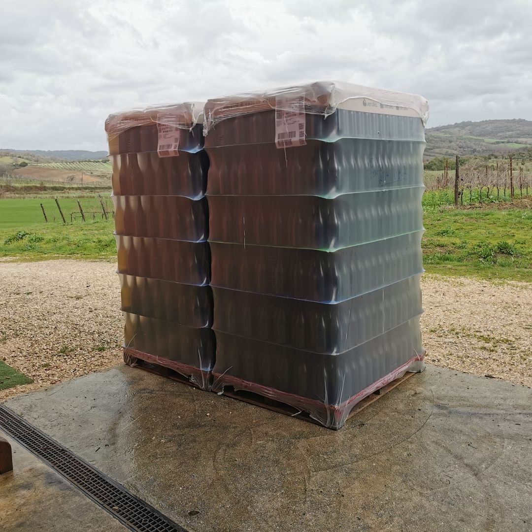 leichte Weinflasche aus nachhaltigem Weinberg tenuta le mandorlaie